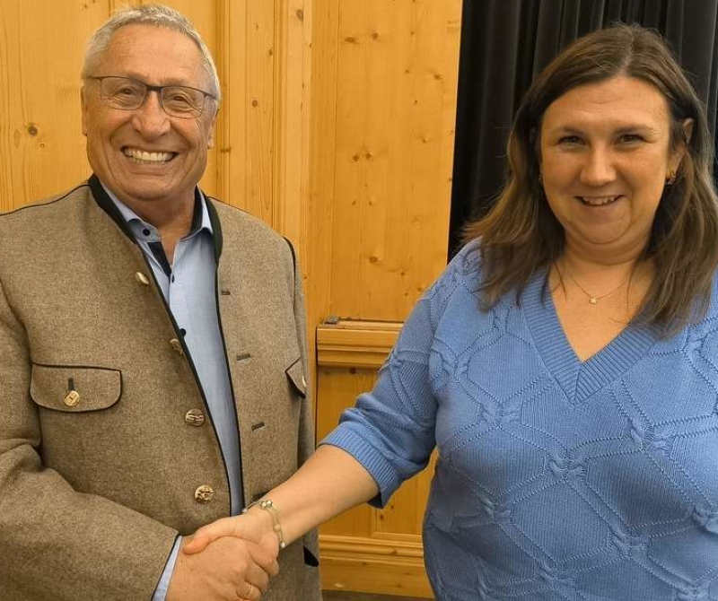 37233201-auf-gute-zusammenarbeit-iryna-titov-uebernimmt-das-amt-des-integrationsbeauftragten-max-niedermeier-ab-maerz-hauptamtlich-niedermeier-bleibt-2AY1iY1lyhfe